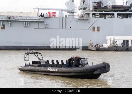 London, Großbritannien, 13. September 2021: HMS Albion (L14) die Royal Navy ist zur Unterstützung der Londoner International Shipping Week nach London gereist, das Boot hat zeremonielle Aufgaben am Tower of London durchgeführt und lokale VIPs an Bord des Schiffes willkommen geheißen, das in London Headlinerveranstaltungen veranstaltet, um den Erfolg des britischen maritimen Sektors zu feiern. Quelle: Xiu Bao/Alamy Live News Stockfoto