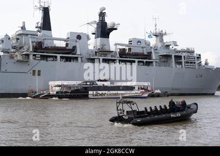 London, Großbritannien, 13. September 2021: HMS Albion (L14) die Royal Navy ist zur Unterstützung der Londoner International Shipping Week nach London gereist, das Boot hat zeremonielle Aufgaben am Tower of London durchgeführt und lokale VIPs an Bord des Schiffes willkommen geheißen, das in London Headlinerveranstaltungen veranstaltet, um den Erfolg des britischen maritimen Sektors zu feiern. Quelle: Xiu Bao/Alamy Live News Stockfoto