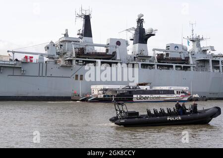 London, Großbritannien, 13. September 2021: HMS Albion (L14) die Royal Navy ist zur Unterstützung der Londoner International Shipping Week nach London gereist, das Boot hat zeremonielle Aufgaben am Tower of London durchgeführt und lokale VIPs an Bord des Schiffes willkommen geheißen, das in London Headlinerveranstaltungen veranstaltet, um den Erfolg des britischen maritimen Sektors zu feiern. Quelle: Xiu Bao/Alamy Live News Stockfoto