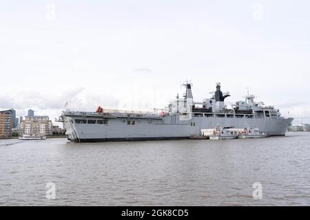 London, Großbritannien, 13. September 2021: HMS Albion (L14) die Royal Navy ist zur Unterstützung der Londoner International Shipping Week nach London gereist, das Boot hat zeremonielle Aufgaben am Tower of London durchgeführt und lokale VIPs an Bord des Schiffes willkommen geheißen, das in London Headlinerveranstaltungen veranstaltet, um den Erfolg des britischen maritimen Sektors zu feiern. Quelle: Xiu Bao/Alamy Live News Stockfoto