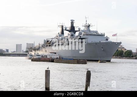 London, Großbritannien, 13. September 2021: HMS Albion (L14) die Royal Navy ist zur Unterstützung der Londoner International Shipping Week nach London gereist, das Boot hat zeremonielle Aufgaben am Tower of London durchgeführt und lokale VIPs an Bord des Schiffes willkommen geheißen, das in London Headlinerveranstaltungen veranstaltet, um den Erfolg des britischen maritimen Sektors zu feiern. Quelle: Xiu Bao/Alamy Live News Stockfoto