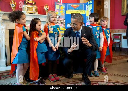 Präsident Barack Obama betrachtet die wissenschaftlichen Ausstellungen während der Wissenschaftsmesse 2015 im Weißen Haus, auf der die Gewinner einer breiten Palette von Wettbewerben aus den Bereichen Wissenschaft, Technologie, Ingenieurwesen und Mathematik (STEM) im Red Room am 23. März 2015 gefeiert werden. Der Präsident spricht mit Emily Bergenroth, Alicia Cutter, Karissa Cheng, Addy O'Neal und Emery Dodson, Alle sechs Jahre alten Girl Scouts aus Tulsa, Oklahoma. Sie verwendeten Lego-Stücke und entwarfen einen batteriebetriebenen Seitenwender, um Menschen zu helfen, die gelähmt sind oder Arthritis haben. (Offizielles Foto des Weißen Hauses von Chuck Kennedy) Dieses offizielle Foto des Weißen Hauses ist verrückt Stockfoto