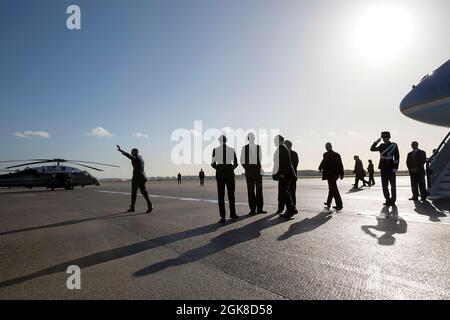 Präsident Barack Obama winkt, als er nach seiner Ankunft am internationalen Flughafen Schiphol in Amsterdam, Niederlande, am 24. März 2014 zur Marine One geht. (Offizielles Foto des Weißen Hauses von Pete Souza) Dieses offizielle Foto des Weißen Hauses wird nur zur Veröffentlichung durch Nachrichtenorganisationen und/oder zum persönlichen Druck durch die Betreffzeile(en) des Fotos zur Verfügung gestellt. Das Foto darf in keiner Weise manipuliert werden und darf nicht in kommerziellen oder politischen Materialien, Anzeigen, E-Mails, Produkten oder Werbeaktionen verwendet werden, die in irgendeiner Weise die Zustimmung oder Billigung des Präsidenten, der ersten Familie, nahelege Stockfoto