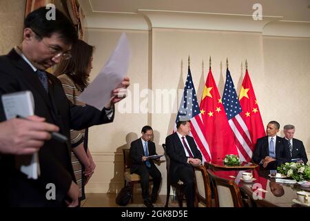 Präsident Barack Obama hält am 24. März 2014 ein bilaterales Treffen mit dem chinesischen Präsidenten Xi Jinping in der Residenz des US-Botschafters in Den Haag, Niederlande, ab. (Offizielles Foto des Weißen Hauses von Pete Souza) Dieses offizielle Foto des Weißen Hauses wird nur zur Veröffentlichung durch Nachrichtenorganisationen und/oder zum persönlichen Druck durch die Betreffzeile(en) des Fotos zur Verfügung gestellt. Das Foto darf in keiner Weise manipuliert werden und darf nicht in kommerziellen oder politischen Materialien, Anzeigen, E-Mails, Produkten oder Werbeaktionen verwendet werden, die in irgendeiner Weise die Zustimmung oder Billigung des Präsidenten nahelege Stockfoto