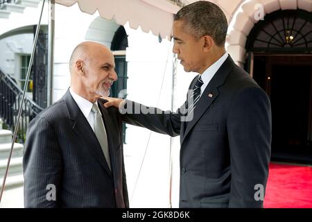 Präsident Barack Obama verabschiedet sich am 24. März 2015 im Südportal des Weißen Hauses von Präsident Ashraf Ghani aus Afghanistan. (Offizielles Foto des Weißen Hauses von Pete Souza) Dieses offizielle Foto des Weißen Hauses wird nur zur Veröffentlichung durch Nachrichtenorganisationen und/oder zum persönlichen Druck durch die Betreffzeile(en) des Fotos zur Verfügung gestellt. Das Foto darf in keiner Weise manipuliert werden und darf nicht in kommerziellen oder politischen Materialien, Anzeigen, E-Mails, Produkten oder Werbeaktionen verwendet werden, die in irgendeiner Weise die Zustimmung oder Billigung des Präsidenten, der ersten Familie oder des Whit suggerieren Stockfoto