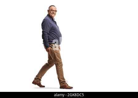 Ganzkörperaufnahme eines reifen lächelnden Mannes, der isoliert auf weißem Hintergrund läuft Stockfoto