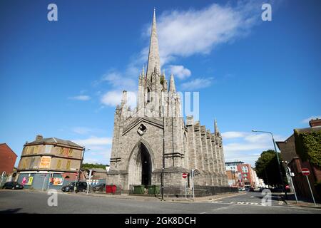 st. marys Kapelle der Leichtigkeit Kirche bekannt als die schwarze Kirche, wie im Regen der Kalkstein schwarz wird dublin, republik irland Stockfoto