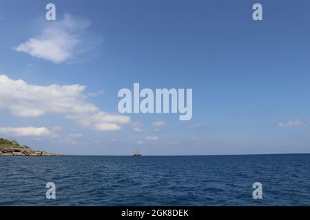 Schöne Aussicht auf das blaue Mittelmeer und die Küste in der Nähe der Stadt Kemer in Antalya, Türkei Stockfoto