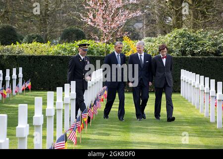 Präsident Barack Obama besucht den Flanders Field American Cemetery and Memorial, einen Friedhof des Ersten Weltkriegs in Waregem, Belgien, mit dem belgischen König Philippe und Premierminister Elio Di Rupo, rechts, 26. März 2014. (Offizielles Foto des Weißen Hauses von Pete Souza) Dieses offizielle Foto des Weißen Hauses wird nur zur Veröffentlichung durch Nachrichtenorganisationen und/oder zum persönlichen Druck durch die Betreffzeile(en) des Fotos zur Verfügung gestellt. Das Foto darf in keiner Weise manipuliert werden und darf nicht in kommerziellen oder politischen Materialien, Anzeigen, E-Mails, Produkten oder Werbeaktionen verwendet werden, die in irgendeiner Weise einen nahelegeten Stockfoto