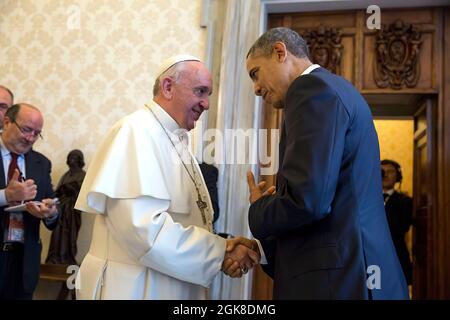Präsident Barack Obama verabschiedet sich nach einer privaten Audienz im Vatikan am 27. März 2014 von Papst Franziskus. (Offizielles Foto des Weißen Hauses von Pete Souza) Dieses offizielle Foto des Weißen Hauses wird nur zur Veröffentlichung durch Nachrichtenorganisationen und/oder zum persönlichen Druck durch die Betreffzeile(en) des Fotos zur Verfügung gestellt. Das Foto darf in keiner Weise manipuliert werden und darf nicht in kommerziellen oder politischen Materialien, Anzeigen, E-Mails, Produkten oder Werbeaktionen verwendet werden, die in irgendeiner Weise die Zustimmung oder Billigung des Präsidenten, der ersten Familie oder des Weißen Hauses nahelege. Stockfoto