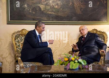 Präsident Barack Obama trifft sich am 27. März 2014 mit dem italienischen Präsidenten Giorgio Napolitano im Quirinale-Palast in Rom. (Offizielles Foto des Weißen Hauses von Pete Souza) Dieses offizielle Foto des Weißen Hauses wird nur zur Veröffentlichung durch Nachrichtenorganisationen und/oder zum persönlichen Druck durch die Betreffzeile(en) des Fotos zur Verfügung gestellt. Das Foto darf in keiner Weise manipuliert werden und darf nicht in kommerziellen oder politischen Materialien, Anzeigen, E-Mails, Produkten oder Werbeaktionen verwendet werden, die in irgendeiner Weise die Zustimmung oder Billigung des Präsidenten, der ersten Familie oder des Weißen Hauses nahelege. Stockfoto