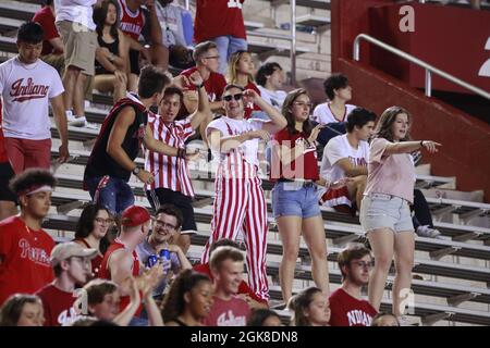 BLOOMINGTON, UNITED STATES - 2021/09/11: Indiana University Fans jubeln in den Tribünen an, während IU während eines NCAA-Fußballspiels am 11. September 2021 im Memorial Stadium in Bloomington, Ind. Spielt. Die Hoosiers schlugen die Vandals 56-14. Stockfoto