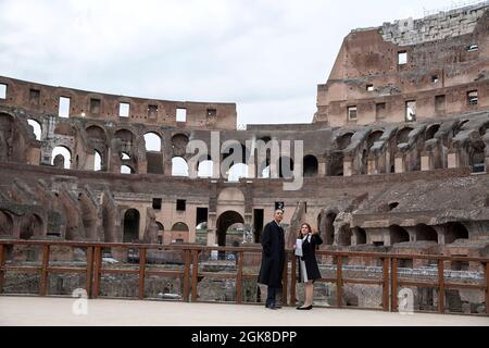 Präsident Barack Obama reist mit Barbara Nazzaro, Technischer Direktor und Architektin des Kolosseums, am 27. März 2014 durch das Kolosseum in Rom, Italien. (Offizielles Foto des Weißen Hauses von Pete Souza) Dieses offizielle Foto des Weißen Hauses wird nur zur Veröffentlichung durch Nachrichtenorganisationen und/oder zum persönlichen Druck durch die Betreffzeile(en) des Fotos zur Verfügung gestellt. Das Foto darf in keiner Weise manipuliert werden und darf nicht in kommerziellen oder politischen Materialien, Anzeigen, E-Mails, Produkten, Werbeaktionen verwendet werden, die in irgendeiner Weise die Zustimmung oder Billigung des Präsidenten, der ersten Familie, Stockfoto