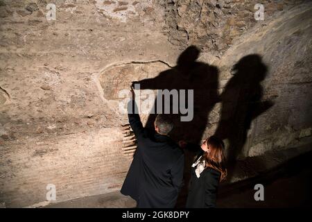 Präsident Barack Obama deutet auf eine Wandschrift während einer Tour durch das Kolosseum mit Barbara Nazzaro, Technischer Direktor und Architektin des Kolosseums, in Rom, Italien, am 27. März 2014. (Offizielles Foto des Weißen Hauses von Pete Souza) Dieses offizielle Foto des Weißen Hauses wird nur zur Veröffentlichung durch Nachrichtenorganisationen und/oder zum persönlichen Druck durch die Betreffzeile(en) des Fotos zur Verfügung gestellt. Das Foto darf in keiner Weise manipuliert werden und darf nicht in kommerziellen oder politischen Materialien, Anzeigen, E-Mails, Produkten oder Werbeaktionen verwendet werden, die in irgendeiner Weise eine Genehmigung oder Zustimmung nahelegen Stockfoto