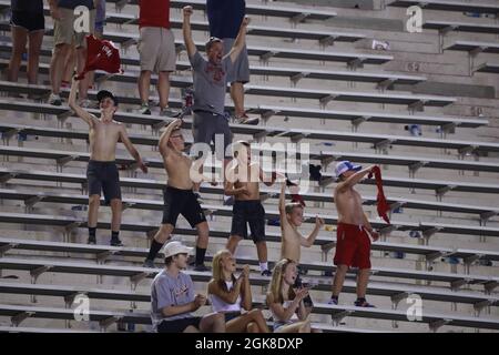 BLOOMINGTON, UNITED STATES - 2021/09/11: Indiana University Fans jubeln in den Tribünen an, während IU während eines NCAA-Fußballspiels am 11. September 2021 im Memorial Stadium in Bloomington, Ind. Spielt. Die Hoosiers schlugen die Vandals 56-14. Stockfoto