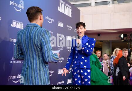 NUR FÜR REDAKTIONELLE VERWENDUNG Max Harwood nimmt an der Weltpremiere von Amazon Prime Video's Everybody's Talking About Jamie in der Royal Festival Hall, London, Teil. Bilddatum: Montag, 13. September 2021. Stockfoto