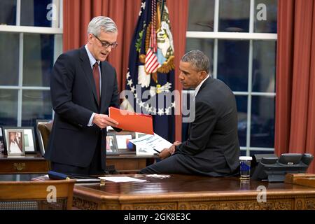 Präsident Barack Obama vertraut mit dem Stabschef Denis McDonough im Oval Office, 31. März 2015. (Offizielles Foto des Weißen Hauses von Pete Souza) Dieses offizielle Foto des Weißen Hauses wird nur zur Veröffentlichung durch Nachrichtenorganisationen und/oder zum persönlichen Druck durch die Betreffzeile(en) des Fotos zur Verfügung gestellt. Das Foto darf in keiner Weise manipuliert werden und darf nicht in kommerziellen oder politischen Materialien, Anzeigen, E-Mails, Produkten oder Werbeaktionen verwendet werden, die in irgendeiner Weise die Zustimmung oder Billigung des Präsidenten, der ersten Familie oder des Weißen Hauses nahelege. Stockfoto