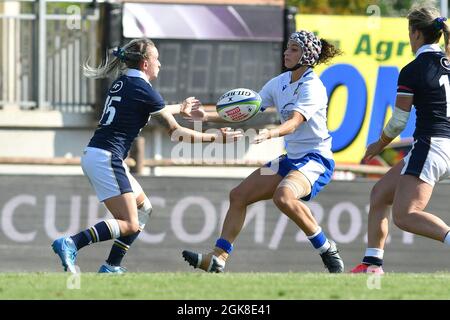 Parma, Italien. September 2021. Sarah Bonar (Schottland) und Michela Sillari (Italien) während der Rugby-Weltmeisterschaft der Frauen 2022 Qualifikation - Italien gegen Schottland, Weltmeisterschaft in Parma, Italien, September 13 2021 Quelle: Unabhängige Fotoagentur/Alamy Live News Stockfoto