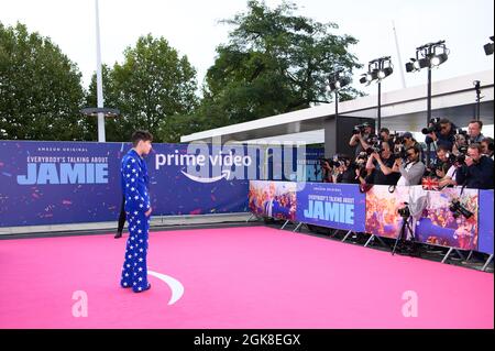 NUR FÜR REDAKTIONELLE VERWENDUNG Max Harwood nimmt an der Weltpremiere von Amazon Prime Video's Everybody's Talking About Jamie in der Royal Festival Hall, London, Teil. Bilddatum: Montag, 13. September 2021. Stockfoto