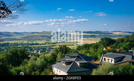 Blick von einem Hügel des Mures-Tals in der Nähe der Stadt Targu Mures in Siebenbürgen, Rumänien Stockfoto