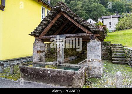 Öffentliches historisches Waschhaus in Moghegno, Circolo della Maggia, Schweiz Stockfoto