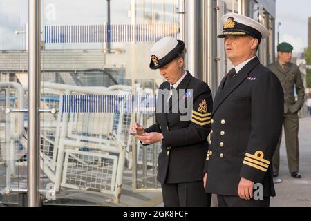 London, Großbritannien, 13. September 2021: HMS Albion reiste zur Unterstützung der Londoner International Shipping Week nach London, das Boot hat zeremonielle Aufgaben am Tower of London durchgeführt und lokale VIPs an Bord des Schiffes willkommen geheißen, das Headliner-Events in London ausrichtet, um den Erfolg des maritimen Sektors in Großbritannien zu feiern. Die Beamten überprüfen die Gästeliste zum Boot. Quelle: Xiu Bao/Alamy Live News Stockfoto