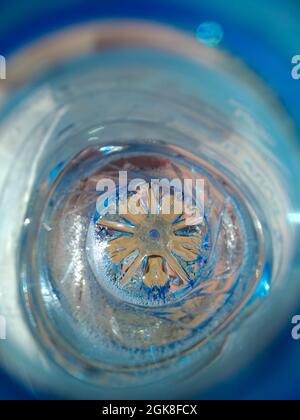 Flasche Wasser durch den Hals, Makro im abstrakten Stil Stockfoto