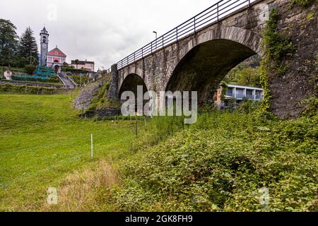 Alte Mautbrücke vor der Kirche Chiesa di San Maurizio und dem Hotel Casa Martinelli am Circolo della Maggia, Schweiz Stockfoto