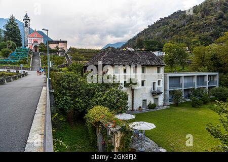 Alte Mautbrücke vor der Kirche Chiesa di San Maurizio und dem Hotel Casa Martinelli am Circolo della Maggia, Schweiz Stockfoto