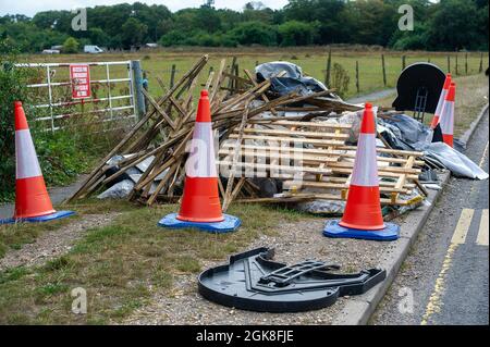 Denham, Buckinghamshire, Großbritannien. September 2021. Baumaterial wird auf einer Landstraße neben einem Notzugangspunkt gekippt. Der Buckinghamshire Council erhebt jetzt Gebühren für die Entsorgung einiger Haushaltsgegenstände im Bereich von £3.10 bis £24.80 pro Artikel, was der Grund dafür sein kann, dass illegales Fliegenkippen in Buckinghamshire so stark zugenommen hat. Quelle: Maureen McLean/Alamy Live News Stockfoto