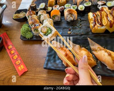 Sushi und Essstäbchen. Verschiedene sushis Stockfoto