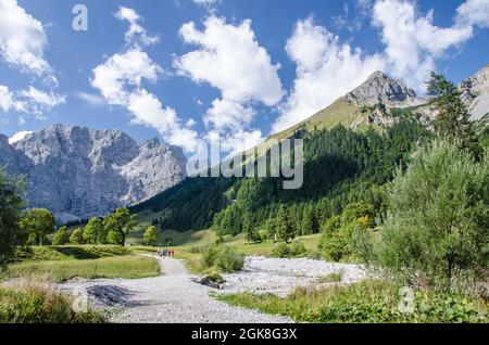 Von der eng können Sie viele Wander- und Bergtouren machen. Der 700 m Fußweg von einem großen Parkplatz zum Almdorf, umgeben von schöner Natur. Stockfoto