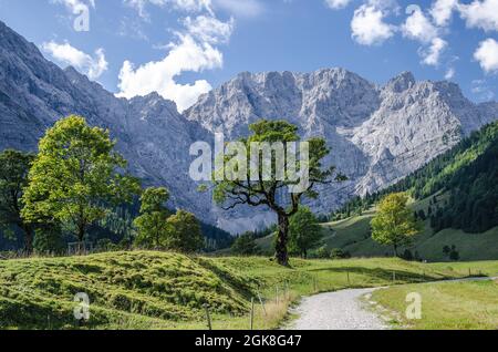 Von der eng können Sie viele Wander- und Bergtouren machen. Der 700 m Fußweg von einem großen Parkplatz zum Almdorf, umgeben von schöner Natur. Stockfoto