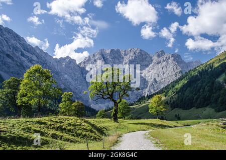 Von der eng können Sie viele Wander- und Bergtouren machen. Der 700 m Fußweg von einem großen Parkplatz zum Almdorf, umgeben von schöner Natur. Stockfoto