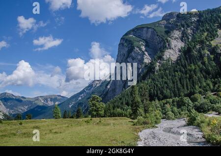 Von der eng können Sie viele Wander- und Bergtouren machen. Der 700 m Fußweg von einem großen Parkplatz zum Almdorf, umgeben von schöner Natur. Stockfoto