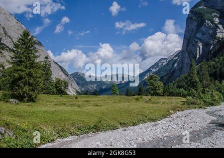 Von der eng können Sie viele Wander- und Bergtouren machen. Der 700 m Fußweg von einem großen Parkplatz zum Almdorf, umgeben von schöner Natur. Stockfoto