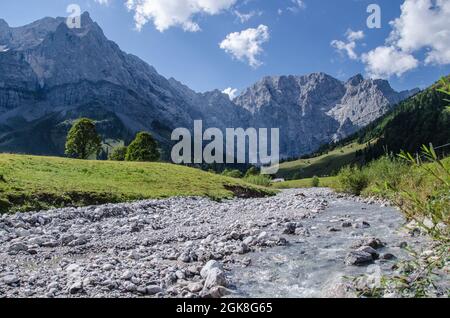 Von der eng können Sie viele Wander- und Bergtouren machen. Der 700 m Fußweg von einem großen Parkplatz zum Almdorf, umgeben von schöner Natur. Stockfoto