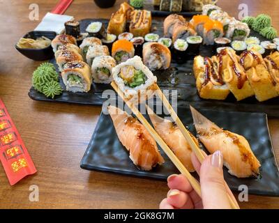 Sushi und Essstäbchen. Verschiedene sushis Stockfoto