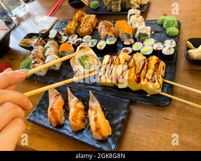 Sushi und Essstäbchen. Verschiedene sushis Stockfoto