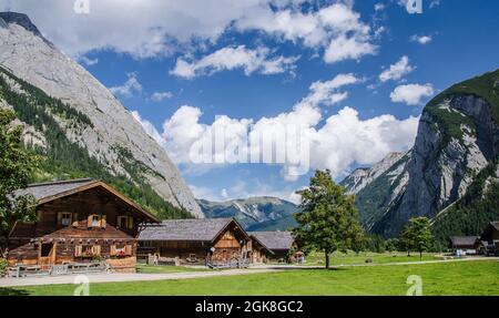 Von der eng können Sie viele Wander- und Bergtouren machen. Der 700 m Fußweg von einem großen Parkplatz zum Almdorf, umgeben von schöner Natur. Stockfoto