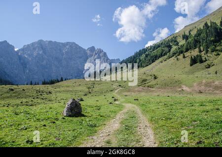 Von der eng können Sie viele Wander- und Bergtouren machen. Der 700 m Fußweg von einem großen Parkplatz zum Almdorf, umgeben von schöner Natur. Stockfoto