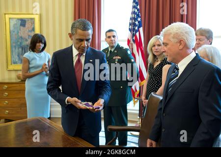 11. April 2013'der Präsident hält den Kaplan (Hauptmann) Emil Kapaun bei einem Gruß mit der Familie von Pater Kapaun im Oval Office zu Ostern gestohlen, bevor er ihm posthum die Ehrenmedaille verlieh. Nach der Gefangennahme durch das chinesische Militär im Jahr 1950 wurde Pater Kapaun in ein nordkoreanisches Gefangenenlager gebracht, wo er später starb, aber nicht bevor er einen Osterdienst abhielt und Gebete für seine Entführer sagte.“ (Offizielles Foto des Weißen Hauses von Pete Souza) Dieses offizielle Foto des Weißen Hauses wird nur für die Veröffentlichung durch Nachrichtenorganisationen und/oder für den persönlichen Gebrauch durch die Betreffenden zur Verfügung gestellt Stockfoto