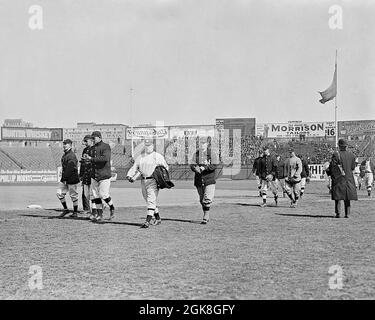 New York Giants, die auf das Feld gehen. John McGraw führt das Team an, 1911. Stockfoto