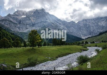 Von der eng können Sie viele Wander- und Bergtouren machen. Der 700 m Fußweg von einem großen Parkplatz zum Almdorf, umgeben von schöner Natur. Stockfoto