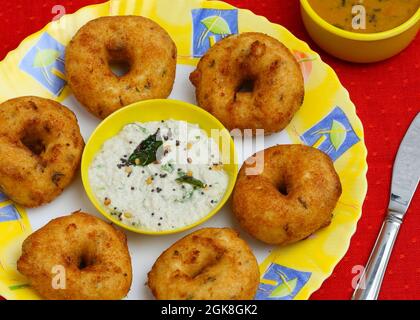 Südindische Sambar Vada auch als Medu Vada bekannt, Eine beliebte indische Delikatesse, die in Asien serviert wird. Stockfoto