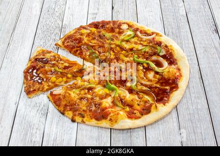 Gemüsepizza mit Käse und Grillsauce. Weiße Zwiebel, grüne Paprika und süßer Mais. Stockfoto