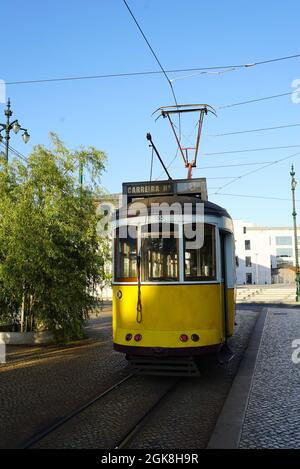 LISSABON, PORTUGAL - 30. Jul 2021: Eine vertikale Aufnahme einer alten gelben Straßenbahn in Lissabon, Portugal Stockfoto