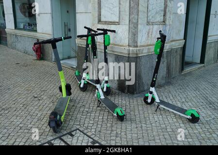 LISSABON, PORTUGAL - 30. Jul 2021: Eine Nahaufnahme von Motorroller zur Miete auf der Straße in Lissabon, Portugal Stockfoto