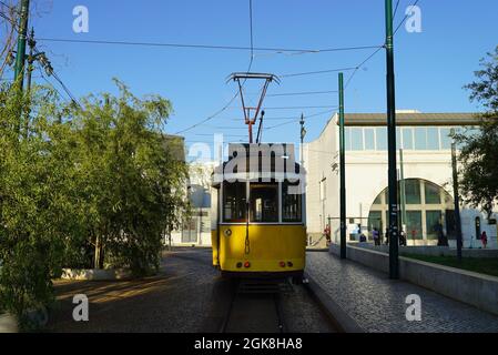 LISSABON, PORTUGAL - 30. Jul 2021: Vorderansicht einer gelben alten Straßenbahn in Lissabon, Portugal Stockfoto