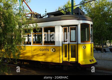 LISSABON, PORTUGAL - 30. Jul 2021: Eine gelbe alte Straßenbahn in Lissabon, Portugal Stockfoto